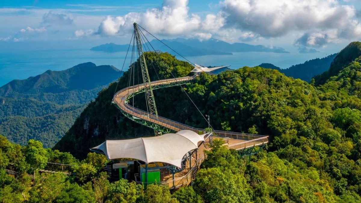 A 660 m de altura, ponte curva de 125 m sustentada por um único mastro e erguida por helicóptero impressiona com vista 360º - QTU Questões do Universo