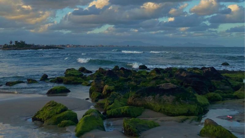 A praia encanta pelas águas quentes e pela paisagem natural - Yasmin Rech/Reprodução/ND Mais