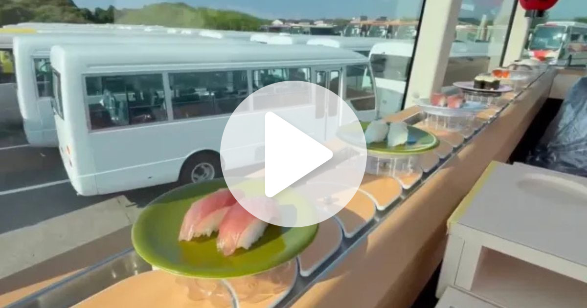 Japão lança primeiro ônibus do mundo com esteira de sushi e impressiona a todos ao revelar que os passageiros poderão comer à vontade enquanto fazem um passeio turístico por Tóquio - QTU Questões do Universo