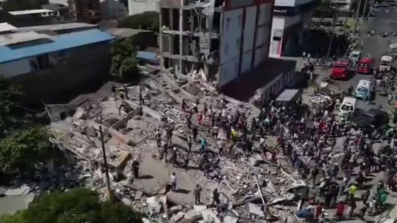 Equipes de busca trabalham em prédios colapsados na Colômbia.