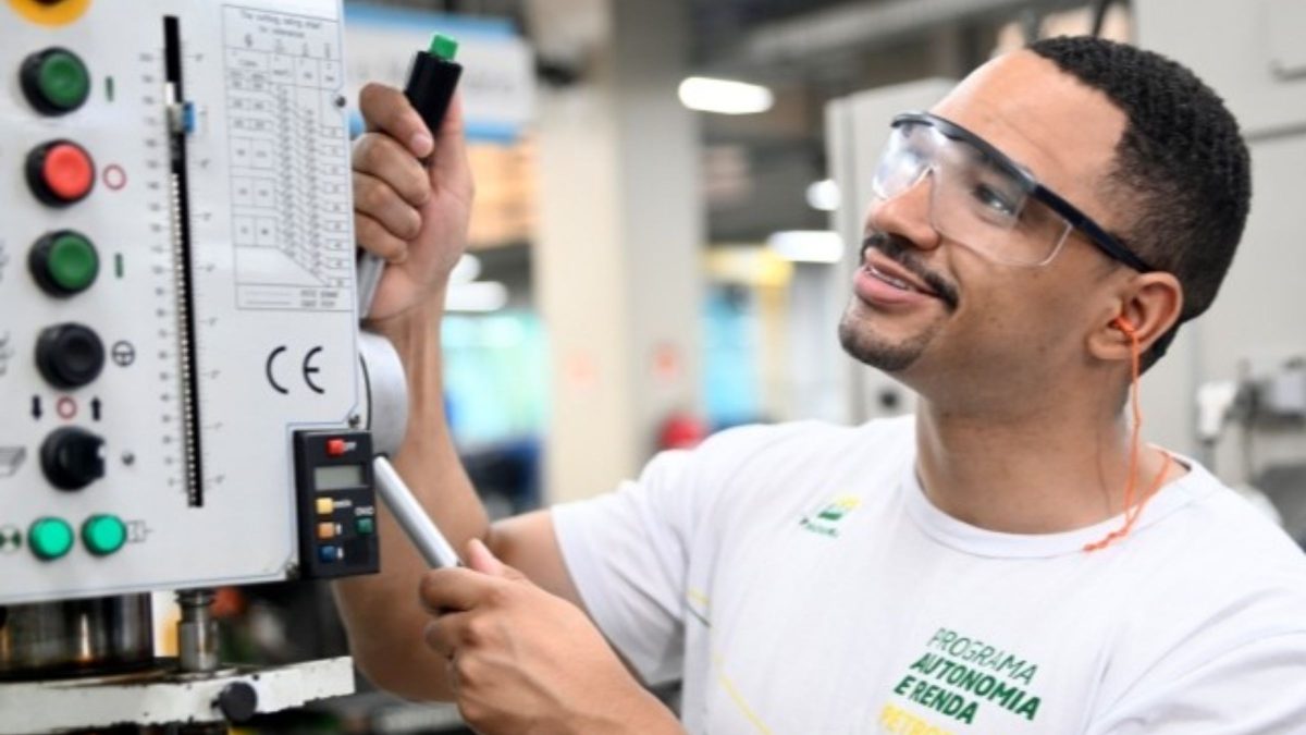 7 mil vagas: Petrobras paga bolsa mensal de até R$ 858,00 para brasileiros fazerem cursos gratuitos de qualificação profissional - QTU Questões do Universo