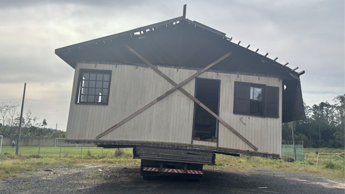 Casa abandonada sobre caminhão há quatro meses perto de escola em SC trás riscos a estudantes e Defesa Civil exige retirada - QTU Questões do Universo