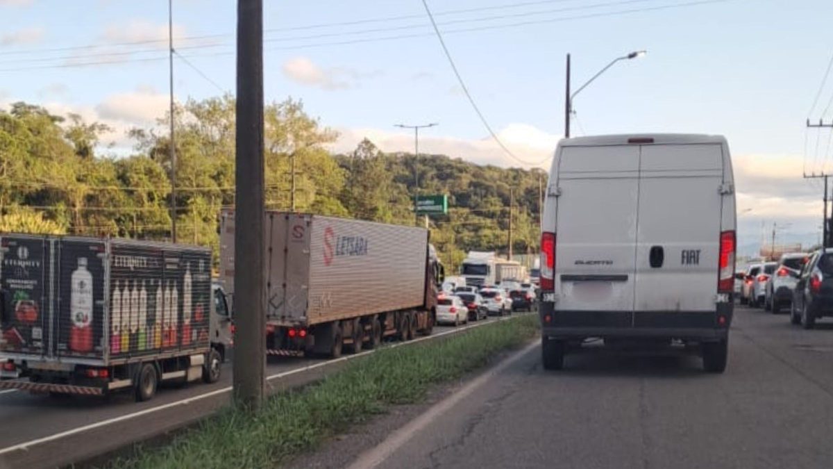 Engavetamento bloqueia faixas e provoca filas na BR-101 em Joinville - QTU Questões do Universo