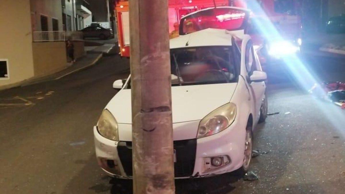 Mulher bate violentamente contra poste, morre e carro fica praticamente intacto em SC - QTU Questões do Universo