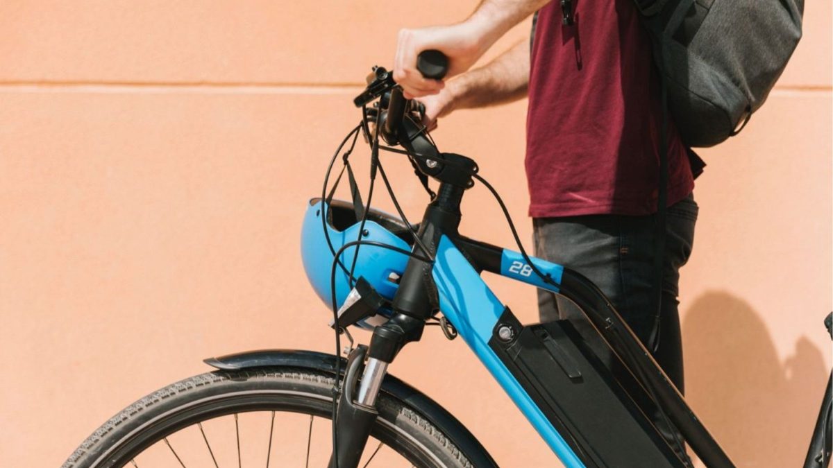 Uso de patinetes e bikes elétricas ganha novas regras em cidade de SC após ação do MP; entenda o que muda - QTU Questões do Universo