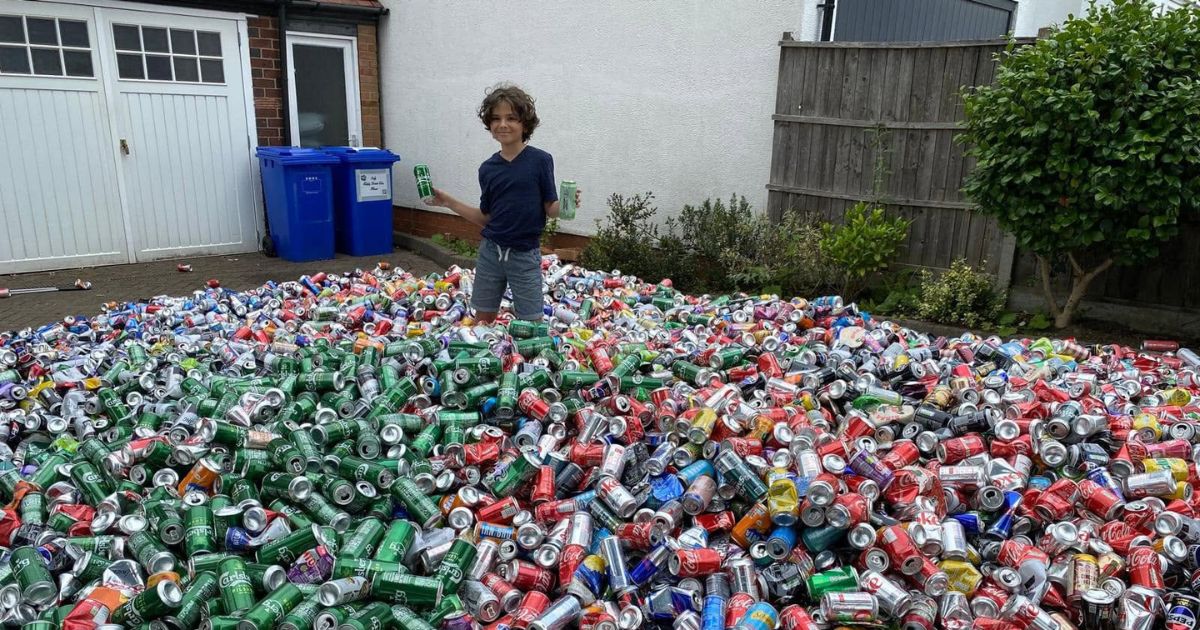 Aos 10 anos, ele começou a recolher latas para ajudar famílias carentes e, hoje, aos 13, Ryan surpreende a família ao destinar mais de R$ 100 mil a instituições de caridade - QTU Questões do Universo