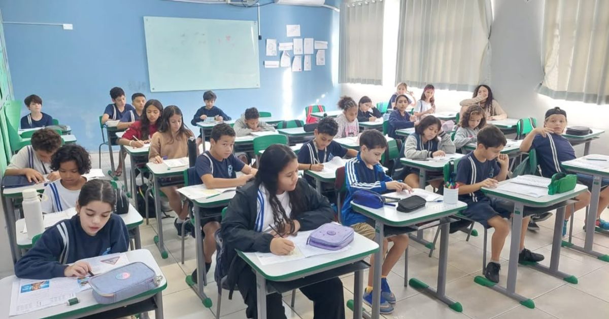 Alunos de Florianópolis aprendem o equivalente a um ano a mais e lideram avanço nacional no Saeb - QTU Questões do Universo