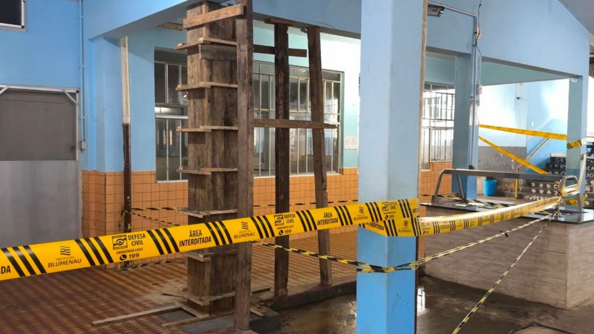 Escola com 900 alunos que teve cozinha e sala interditadas por problemas estruturais