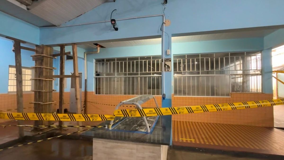 Escola com 900 alunos tem cozinha e salas interditadas por problemas estruturais e infiltrações em Blumenau - QTU Questões do Universo