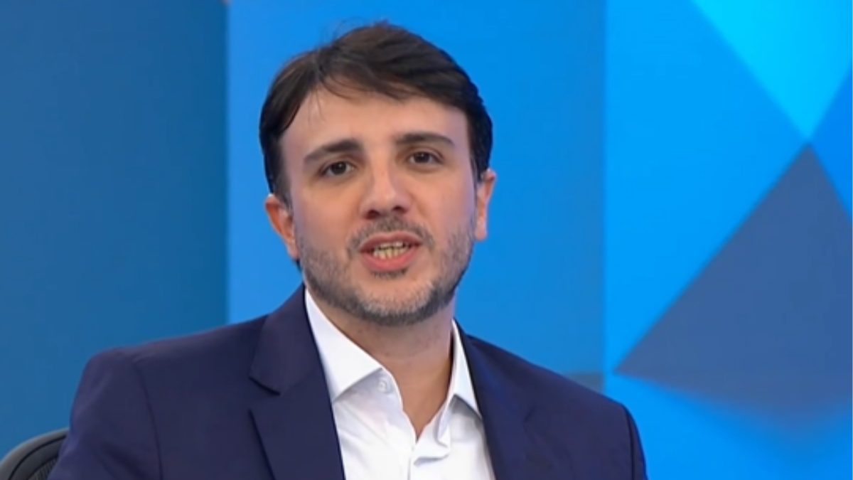 Renan Santos manda beijo para a família antes de sabatina presidencial