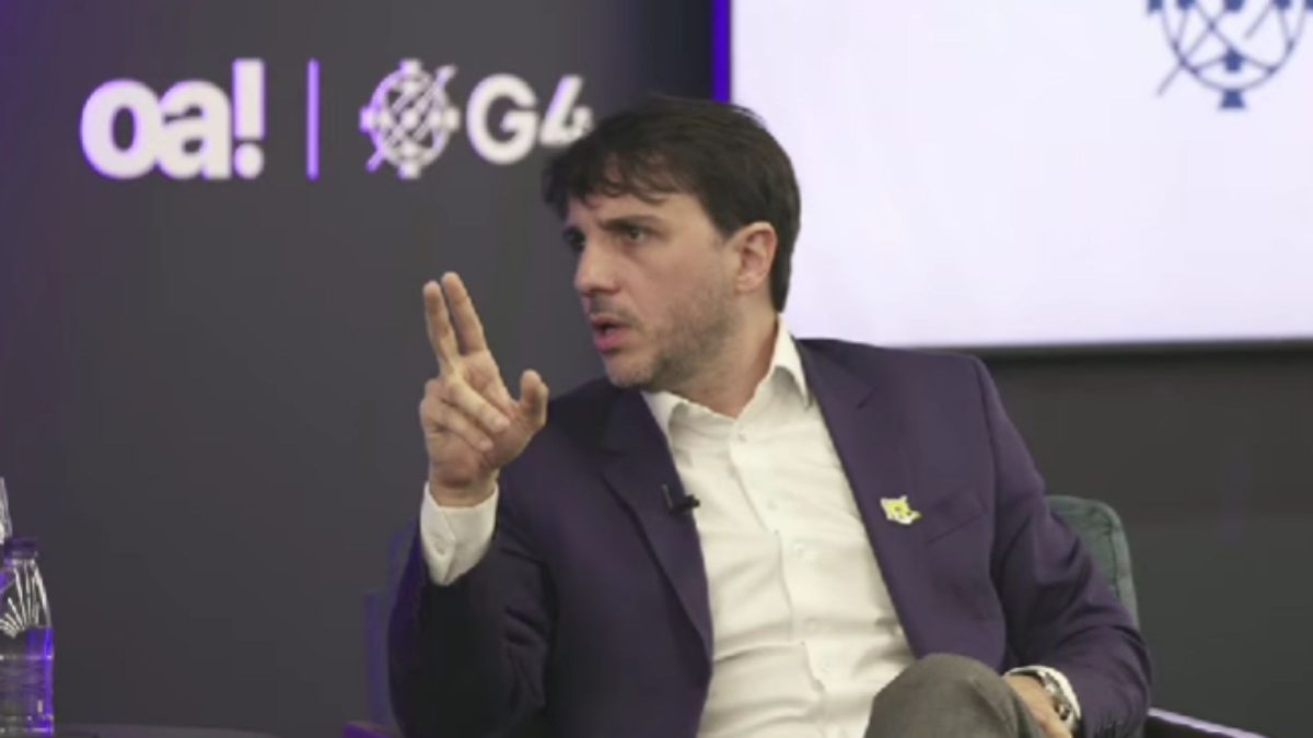 ‘Duas faces da mesma moeda’: Renan Santos critica Lula e família Bolsonaro e fala em ‘danos terríveis’ ao Brasil - QTU Questões do Universo