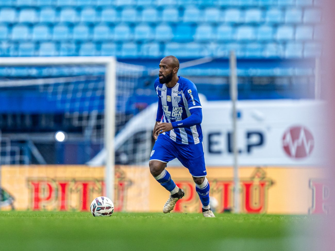 O zagueiro Reynaldo, do Avaí, em posicionamento de saída de bola contra o Atlético-GO