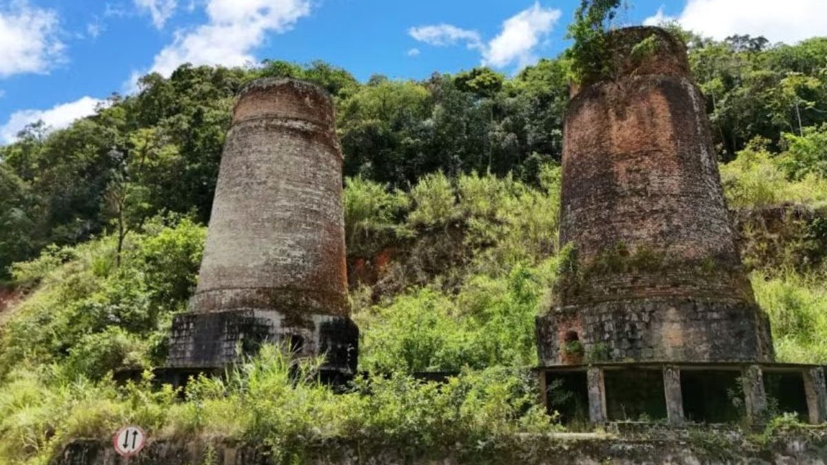 Ruína de chaminés em meio à mata escondem história de indústria que mudou cidade de SC