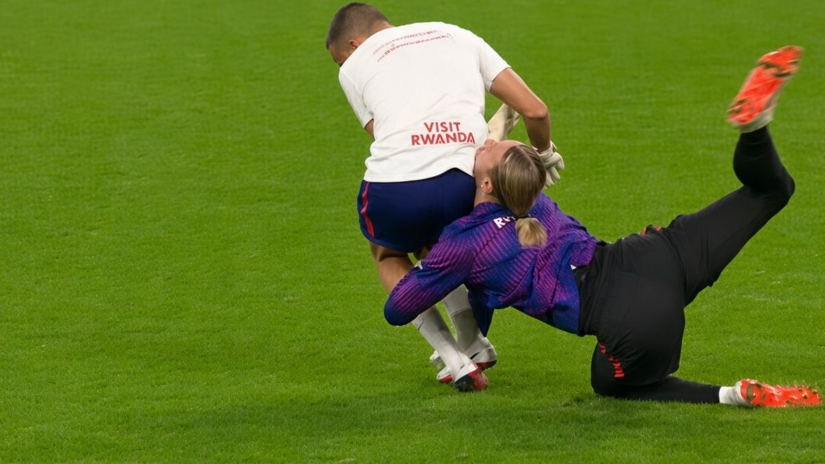 VÍDEO: carrasco do Flamengo, Safonov fica caído ao sofrer choque antes de jogo do PSG - QTU Questões do Universo