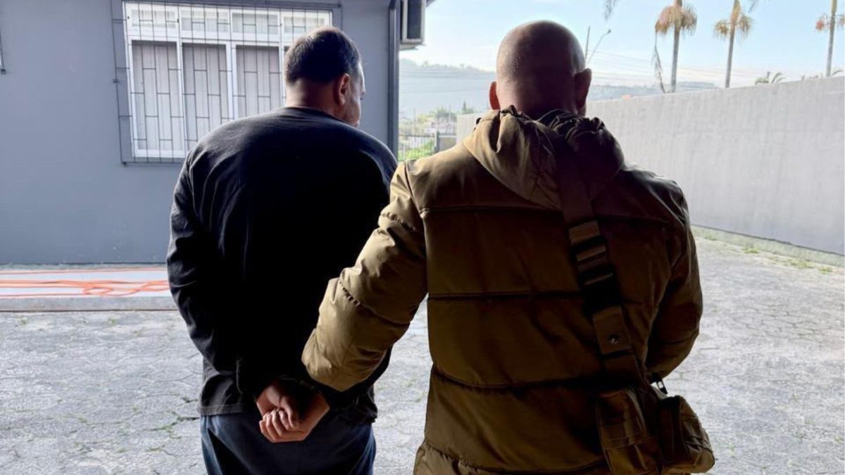 Segunda fase de operação que investiga prejuízo superior a R$ 500 mil em golpe de venda de passagens aéreas com milhas prende irmão do principal suspeito em SC - QTU Questões do Universo