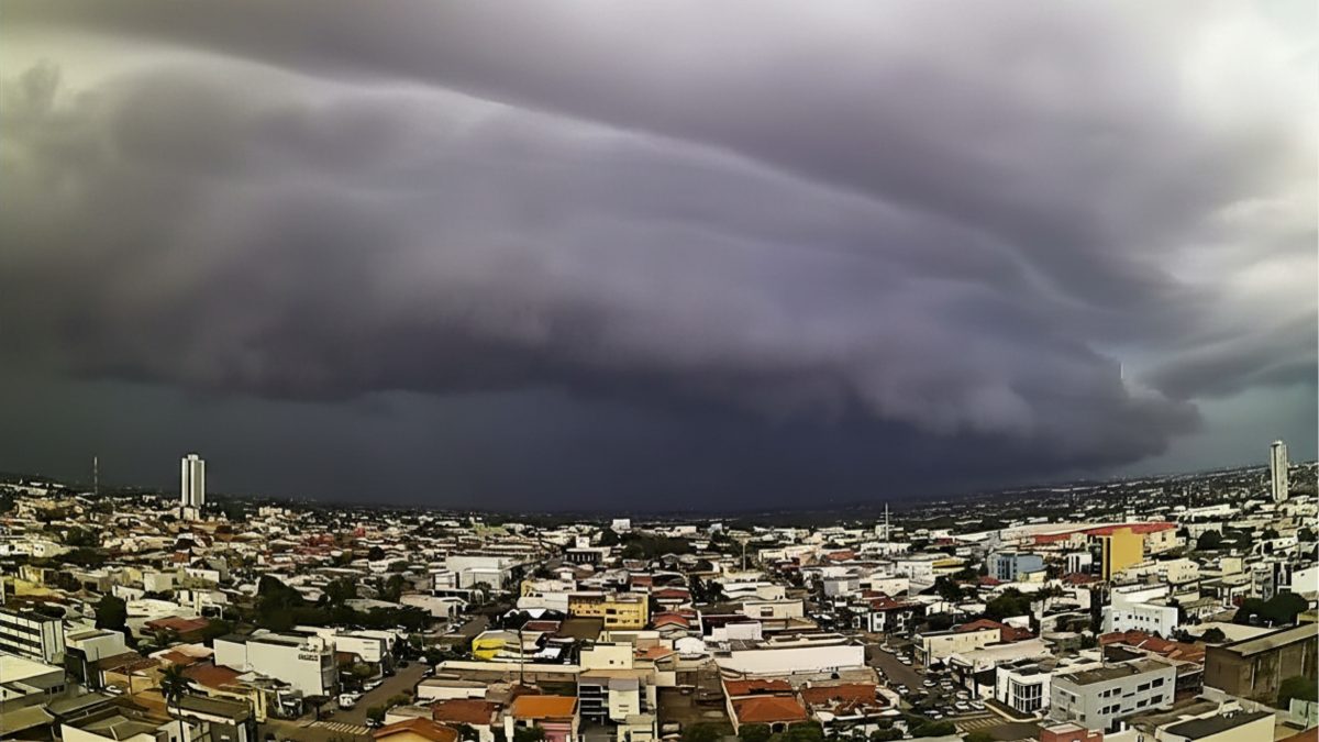 Ciclone extratropical provoca reviravolta com avanço de frente fria nas próximas 24