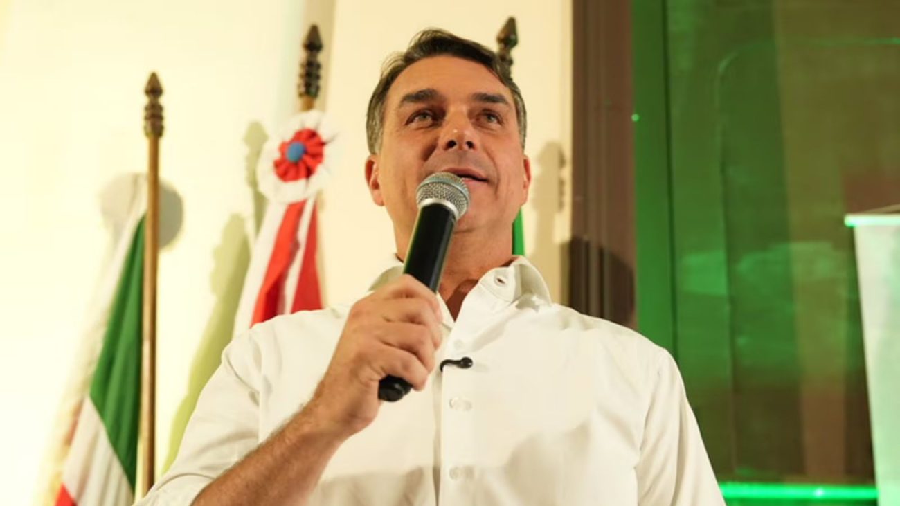 TSE determina suspensão da propaganda do PT que apresenta “currículo” de Flávio BolsonaroFoto: Charles Vieira/Campanha de Flávio Bolsonaro/Reprodução/ND Mais