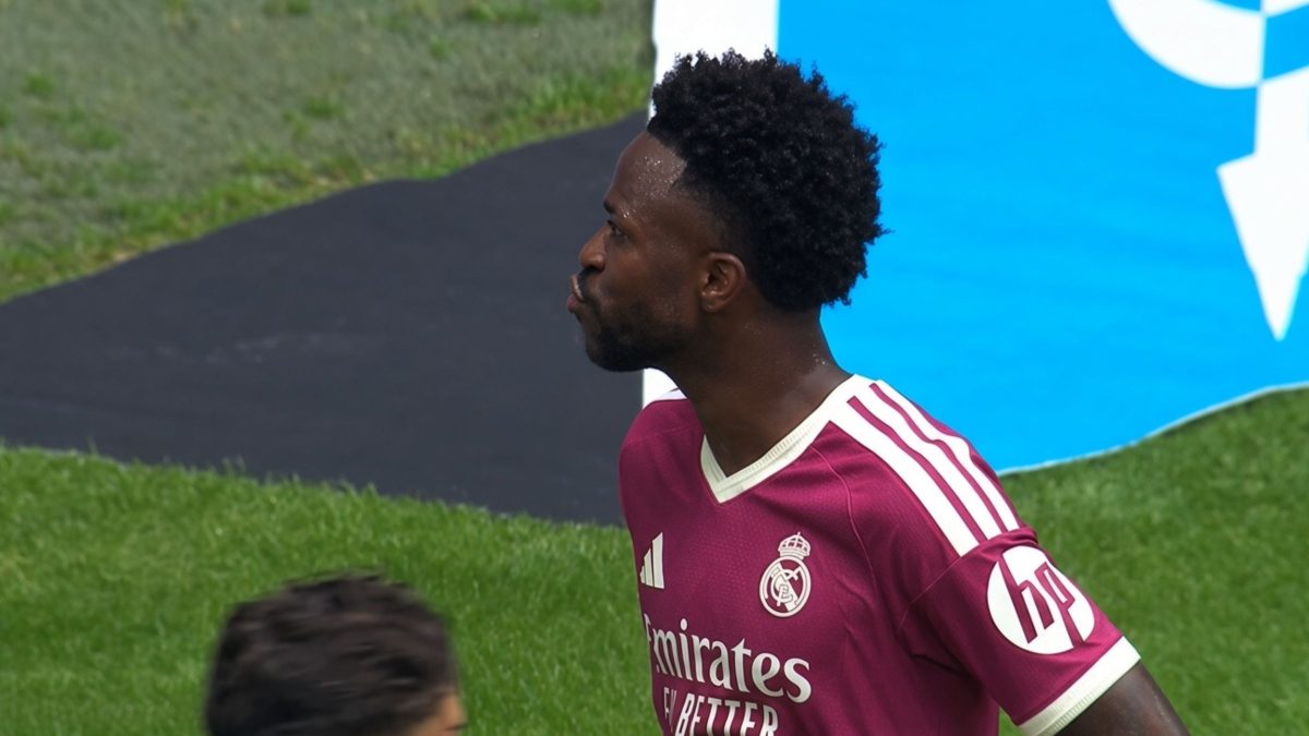 À espera de Virginia, Vini Jr. manda beijo em jogo do Real Madrid e causa ‘choque’
