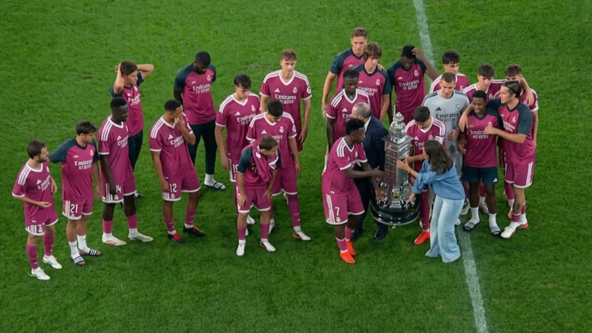 VÍDEO: Vini Jr. não ergue troféu ‘gigante’ após jogo atuando como capitão do Real Madrid
