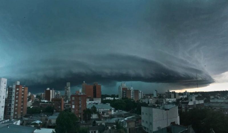 Ciclone extratropical deve se formar entre o Uruguai e o Rio Grande do Sul na terça-feira (29). - Clima MeteoFedex/@MeteoFedex/X