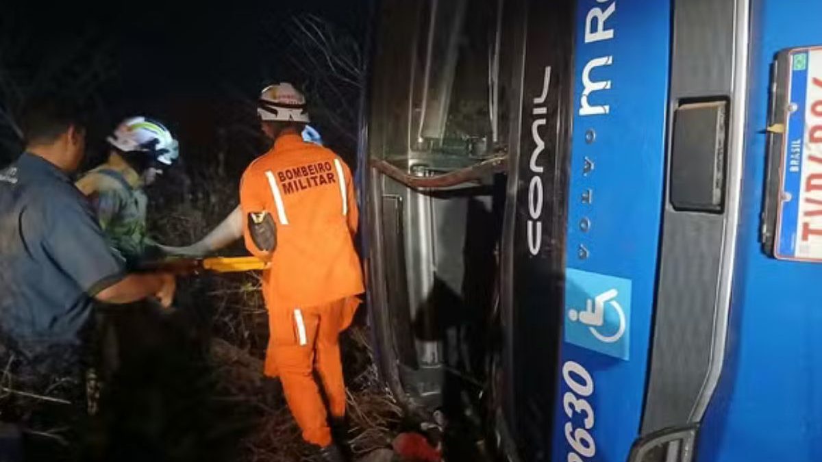 Ônibus tomba na BR-122 e deixa 7 mortos e 13 feridos na Bahia; policial e criança estão entre as vítimas
