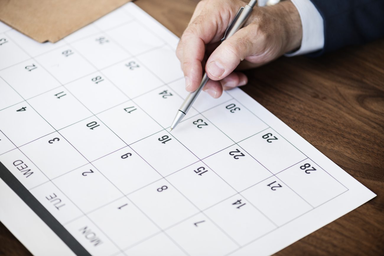 Homem com caneta sobra calendário (escala 5x2) 