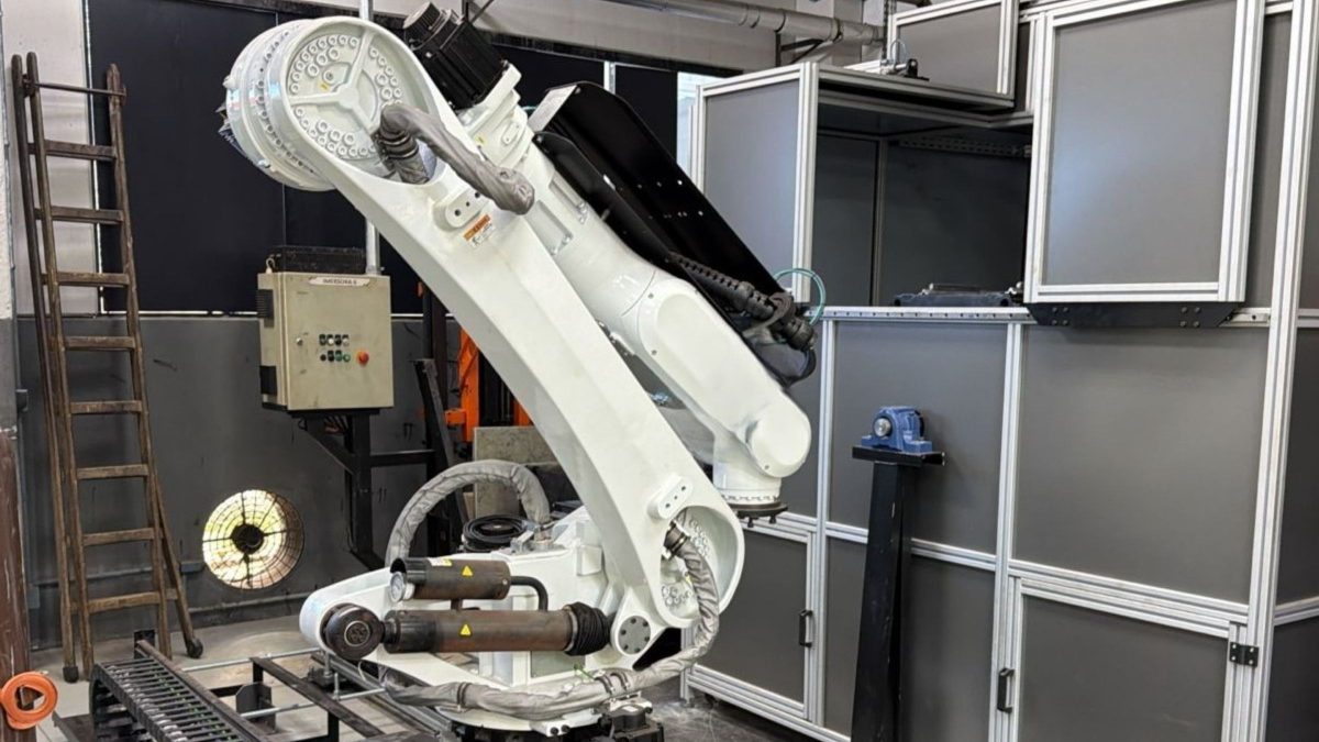 Após chegar à Flórida, empresa de SC investe R$ 2 milhões em robôs para dobrar produção de equipamento que protege contra eletricidade