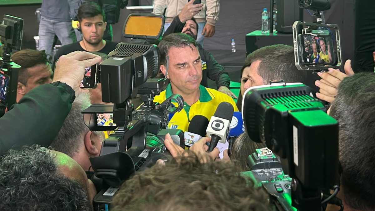 Em Joinville, Flávio Bolsonaro ataca Moraes e diz que aumento do Bolsa Família é compra de voto