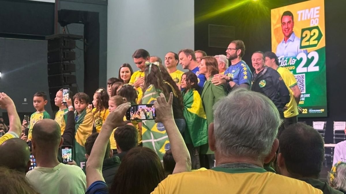 Comício de Flávio Bolsonaro em Joinville termina com crianças no palco e oração do Pai-Nosso