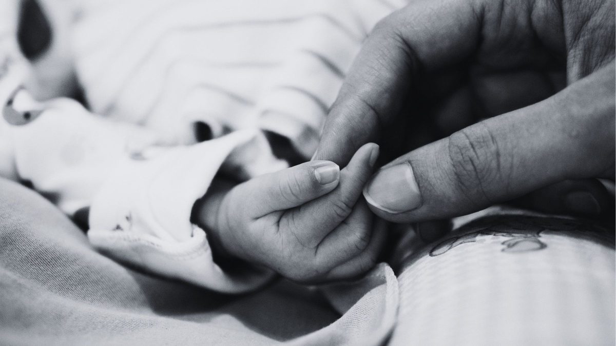 Casal leva bebê de 4 meses morto à UPA, deixa filho de 4 anos trancado no carro por horas e é preso por abandono de incapaz em SC - QTU Questões do Universo