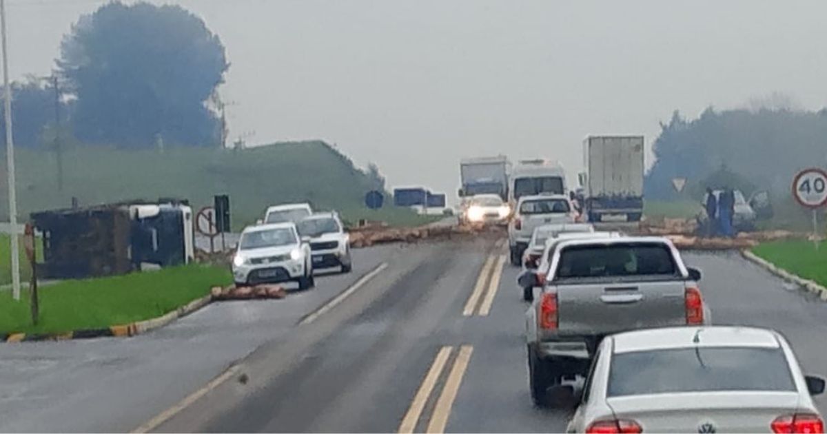 Caminhão carregado com toras de madeira tomba na pista, bloqueia BR-282 e provoca lentidão no trânsito em SC