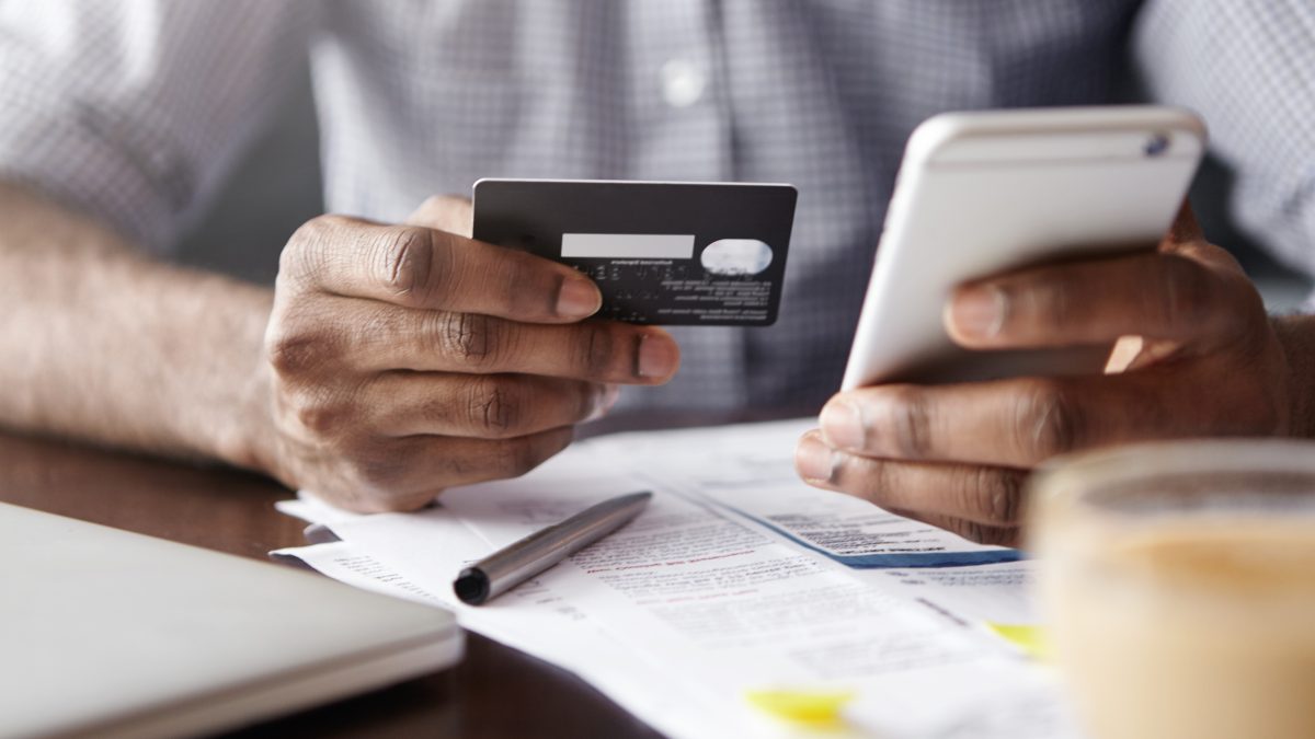 Brasil chega a 83,9 milhões de inadimplentes e cartão de crédito lidera dívidas que deixaram milhões de brasileiros no vermelho
