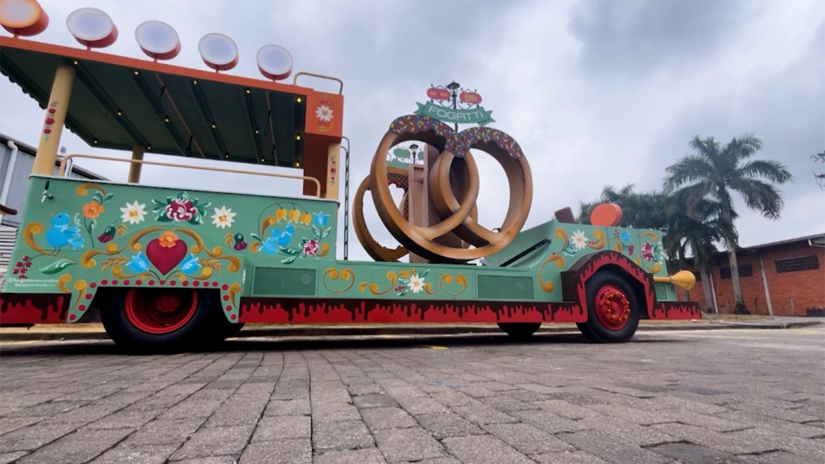 FOTOS: Novo carro alegórico leva cinco meses para ficar pronto e traz detalhe inusitado que promete chamar a atenção em festa tradicional de SC