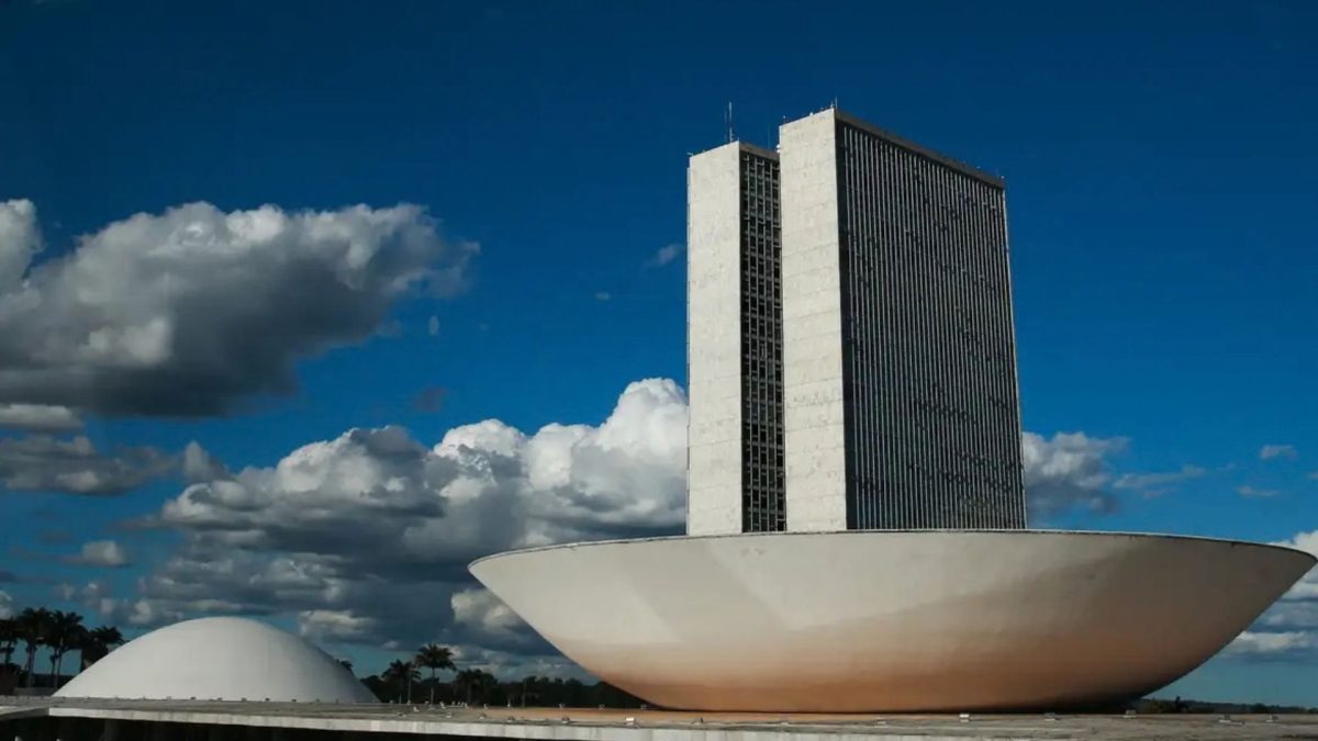 Hugo Motta articula PEC da reforma política para 2026 com apoio do Centro e anuncia disposição de votar ainda este ano