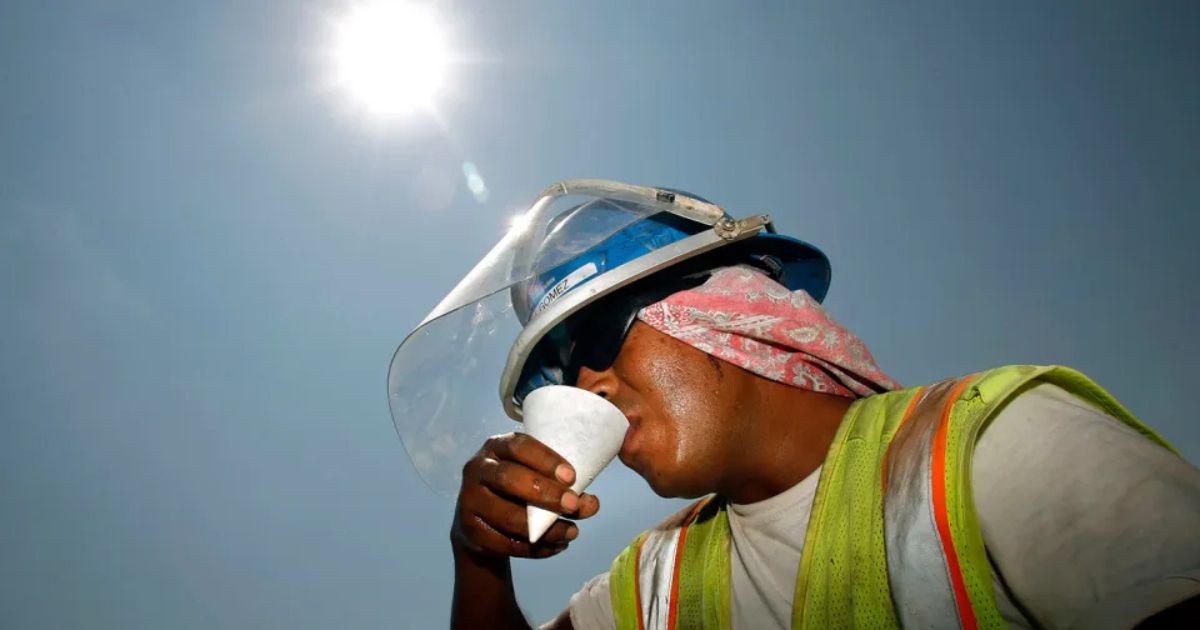 Capinador trabalhou sob sol forte e sem água potável até ter insuficiência renal por desidratação, mas pericia comprovou culpa da empresa e Justiça mandou pagar R$ 10 mil em indenização - Foto