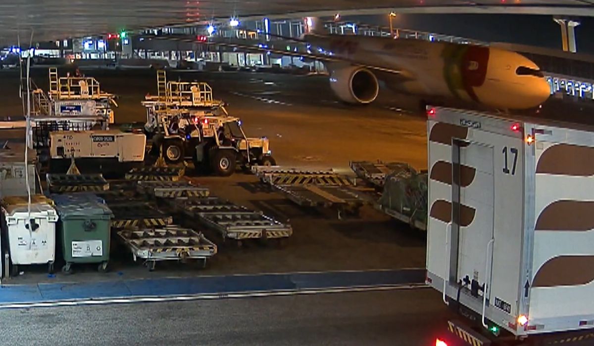 Carga de 403 litros de xampu passou pelo Aeroporto de Guarulhos e embarcou para a Alemanha sob vigilância da políciaFoto: Fantástico/Reprodução