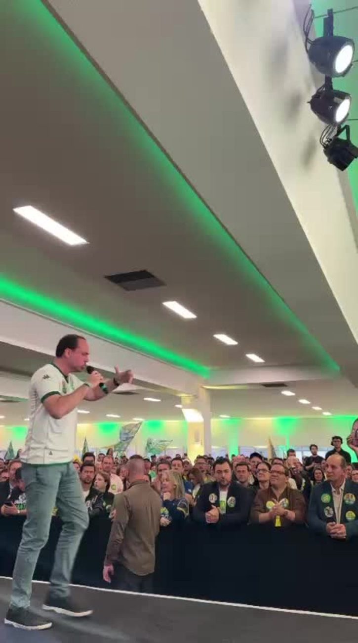 Flávio usa camisa com trecho de carta escrita por Jair Bolsonaro durante comício do PL em Chapecó 6 Flávio usa camisa com trecho de carta escrita por Jair Bolsonaro durante comício do PL em Chapecó 5