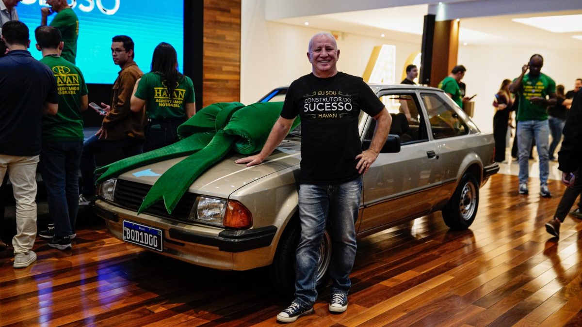 Diretor da Havan e amigo de infância de Luciano Hang é presenteado com carro ao completar 40 anos de empresa