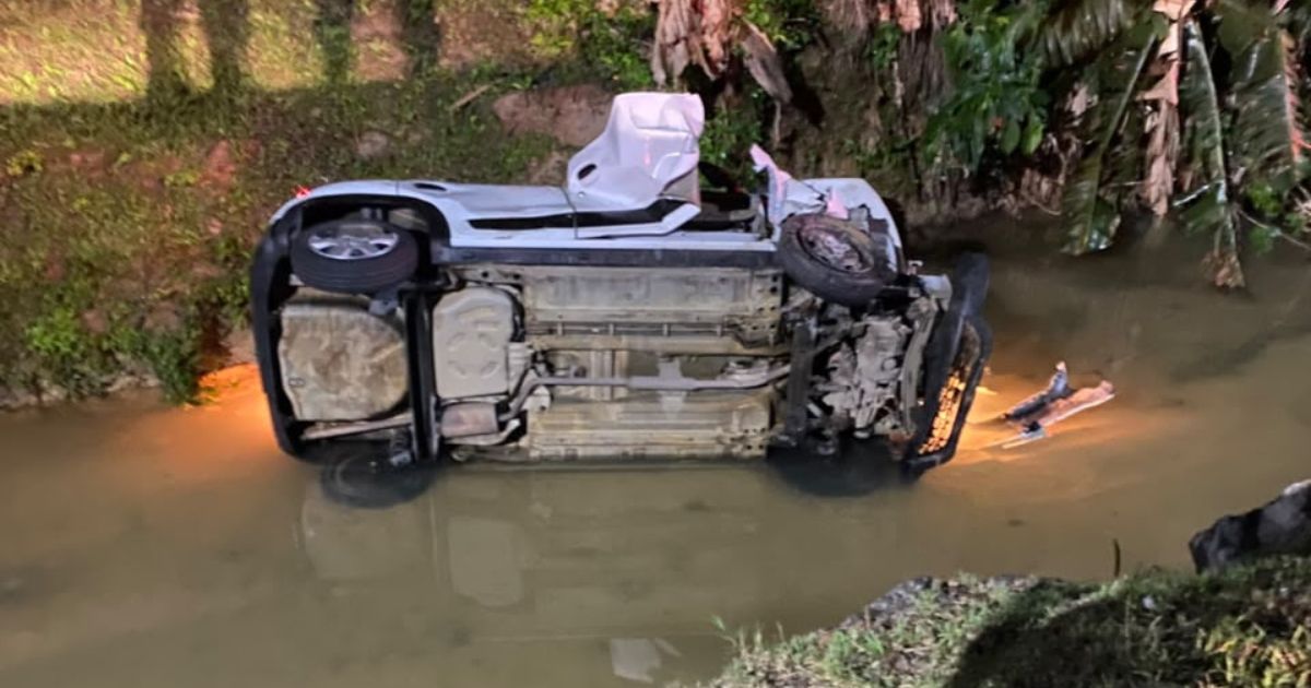 Carro com três crianças cai em córrego em SC; motorista foge, mãe é encontrada com sinais de embriaguez e menina autista é socorrida com machucados