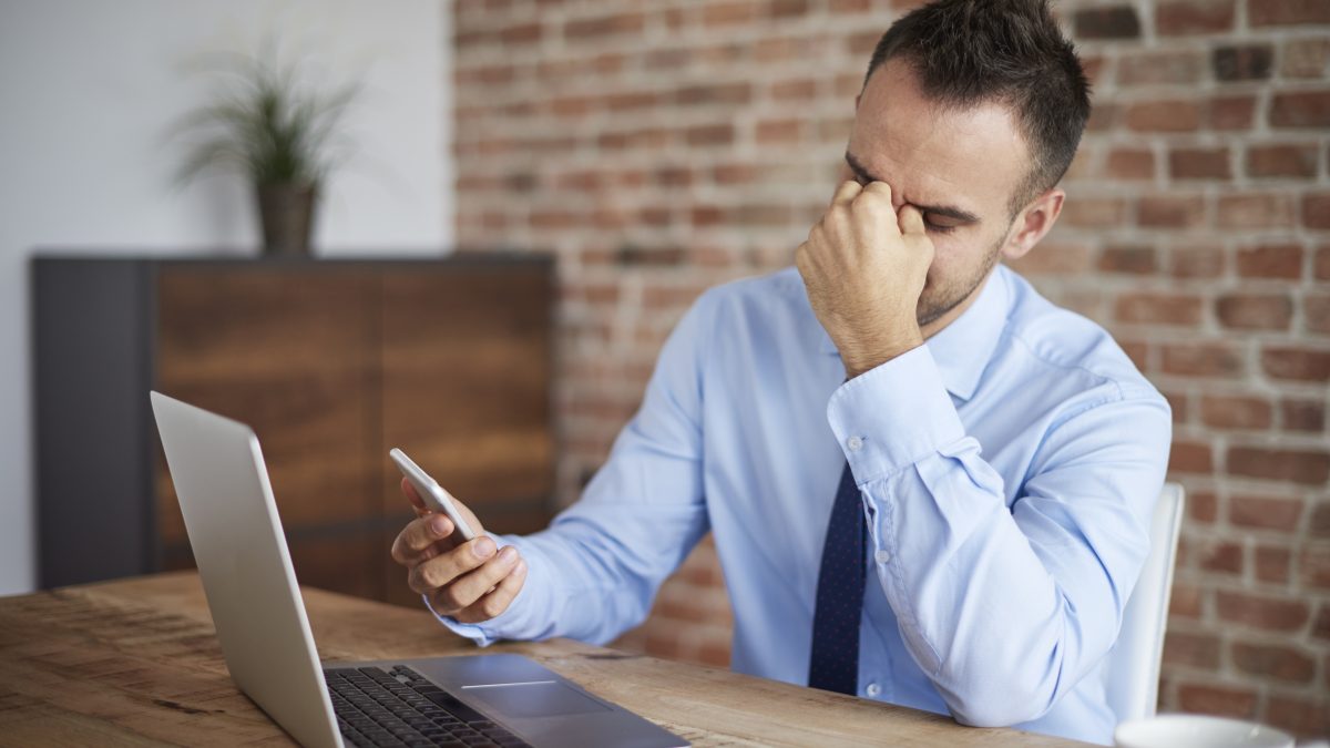 Celular apresenta defeito e consumidor quer trocar aparelho imediatamente, mas quando STJ analisa a situação, tribunal decide que nem todo telefone pode ser considerado produto essencial - Foto