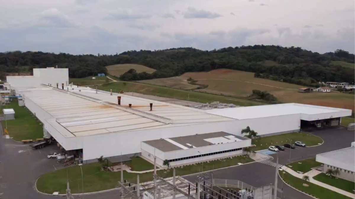 Gigante da cerâmica que exporta para 60 países anuncia o início das atividades em nova unidade de SC e revela que empreendimento deve gerar 180 empregos