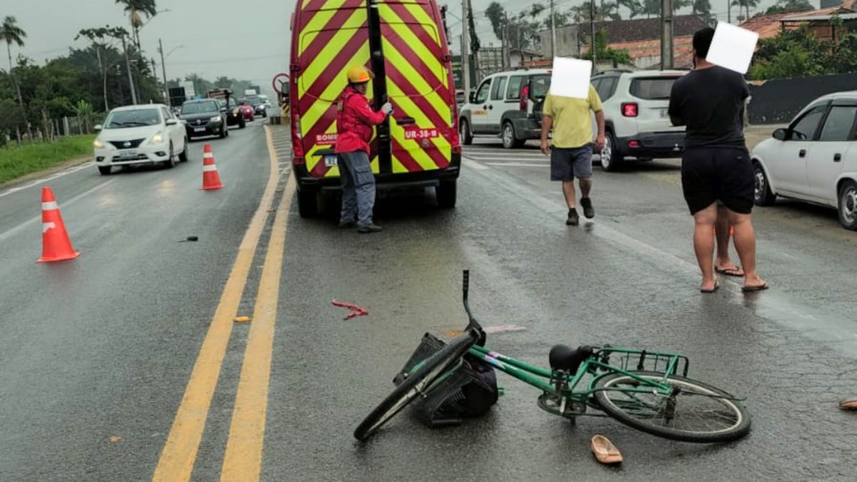 Ciclista morre após colidir contra carroceria de carreta durante travessia na BR-280 em SC