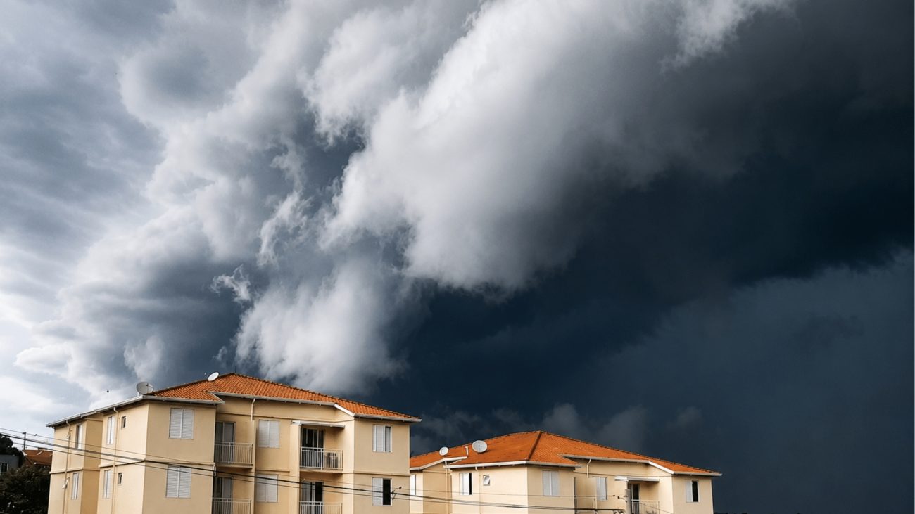 Ciclone extratropical provoca formação de nuvens carregadas e deixa o céu escuro sobre área residencial.