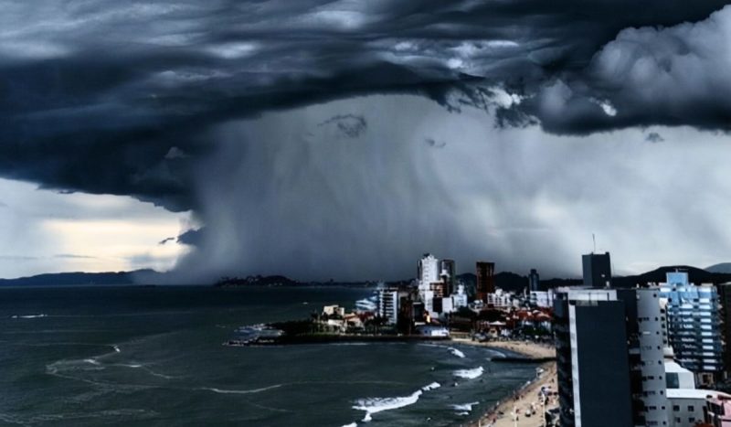 Nova massa de ar frio avança após a passagem do ciclone extratropical e derruba as temperaturas. - Reprodução/Barra Velha Online/ND Mais