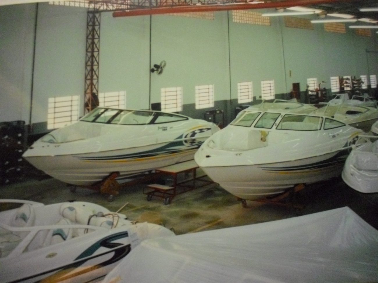 Lagoon 17, construída em fibra de vidro, foi a primeira lancha da empresaFoto: EGD Filmes/Divulgação/ND Mais