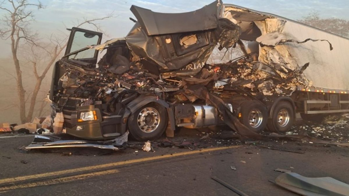 Motorista morre aps coliso entre duas carretas na BR364 | Segurança | QTU Notícias