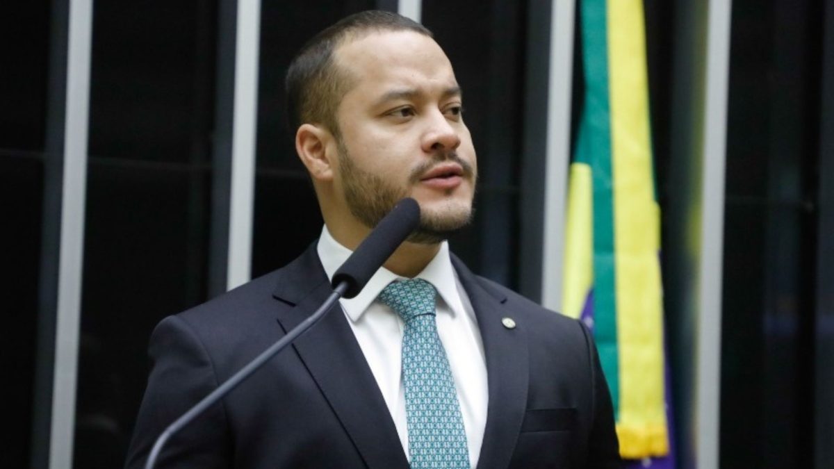 Deputado federal vira alvo da PF após R$ 1,25 milhão em espécie ser encontrado em voo entre Manaus e Brasília
