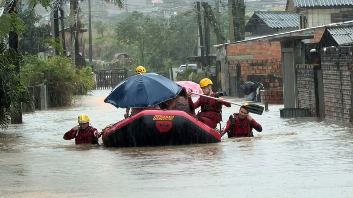 ATENÇÃO, SC! Chuva de 100mm causa alagamentos e resgates com botes