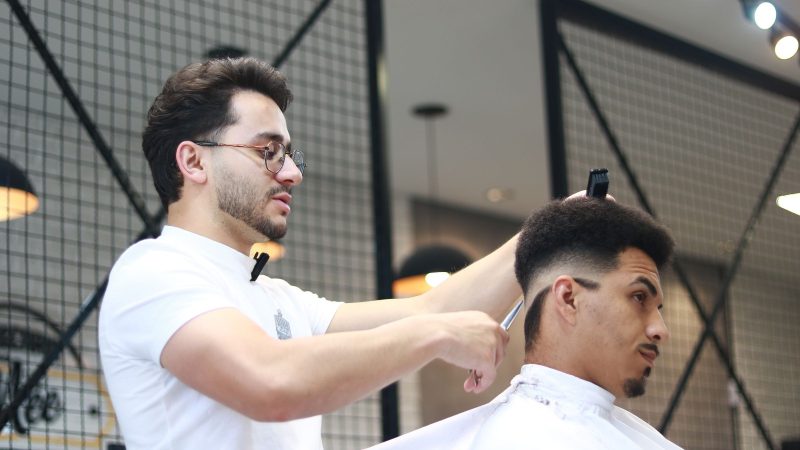 Alessander iniciou na barbearia com apenas 17 anos - Arquivo pessoal/Alessander Oliveira/ND Mais