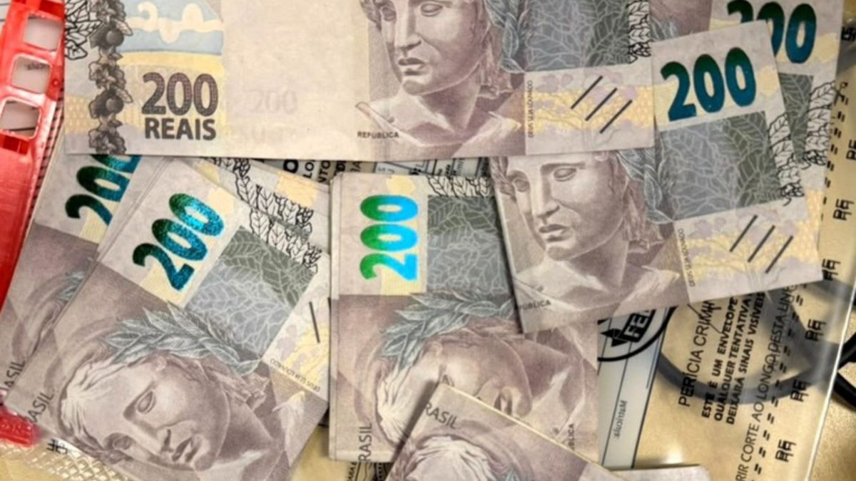 PF prende três suspeitos com R$ 4,8 mil em notas falsas de R$200 no Centro de Florianópolis